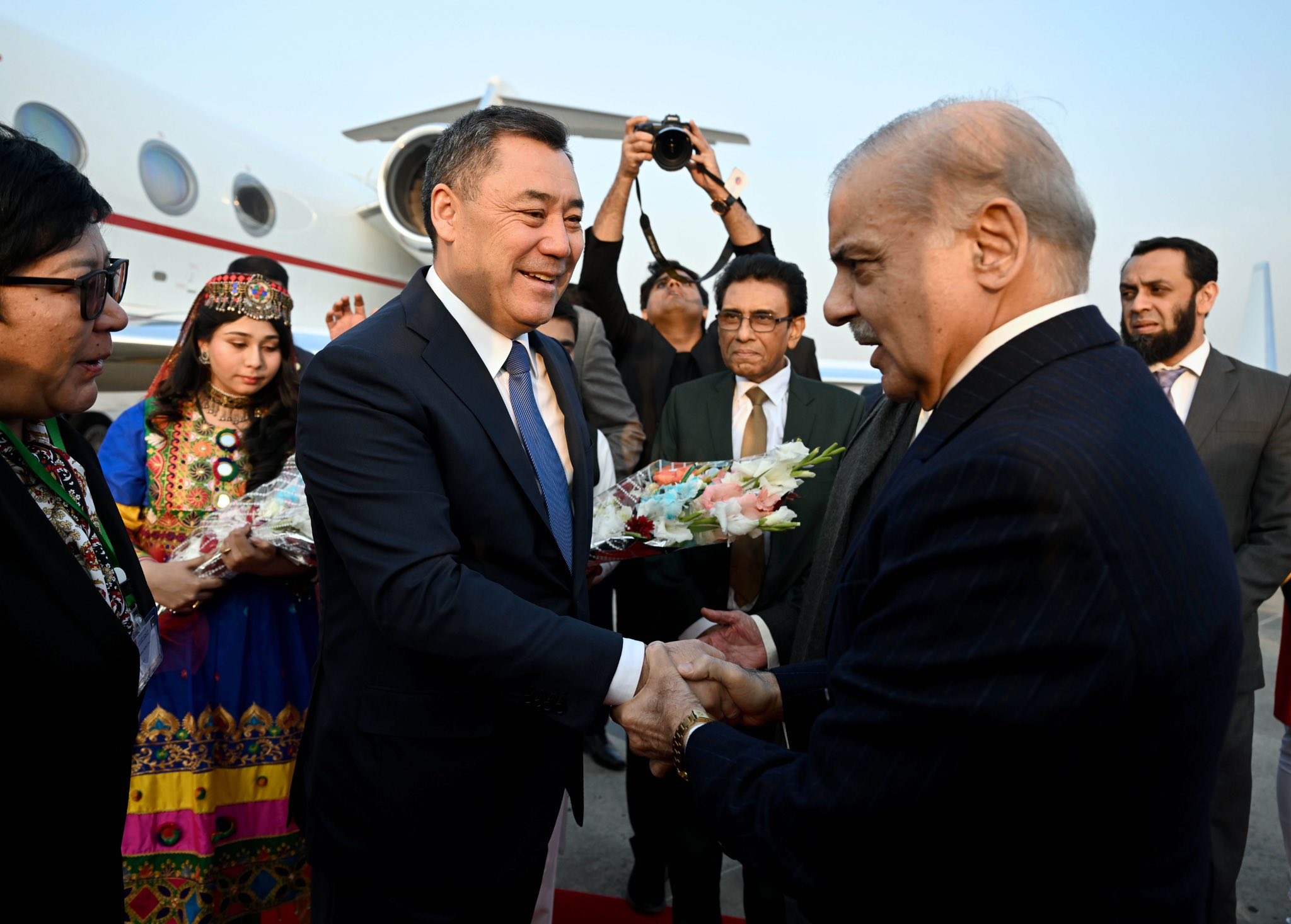 «Сиз ушуга татыктуусуз…» Пакистанда президент Садыр Жапаровго болгон урмат-сый