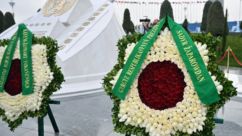 Садыр Жапаров Ашхабаддагы Бейтараптык монументине гүл койду