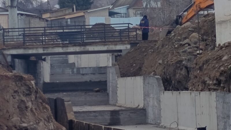 Чолпон-Атада сел суусу өтүүчү канал курулууда