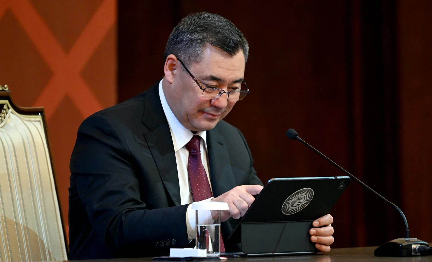 Президент: «Шайлоого катышкан эмес. Курултайдын 71 делегаты мени алдаптыр» (ВИДЕО)