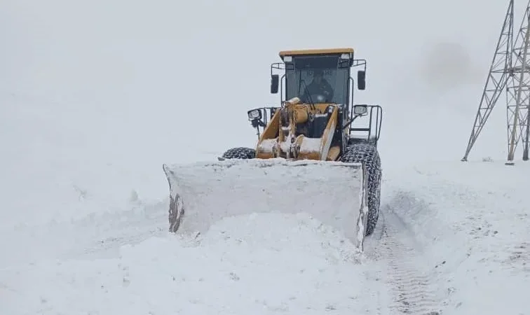 Ашуулардагы абал: Төө-Ашуу жана Өтмөктө кар жаап жатат