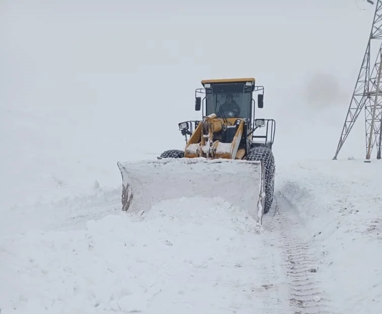 Ашуулардагы абал: Төө-Ашуу жана Өтмөктө кар жаап жатат
