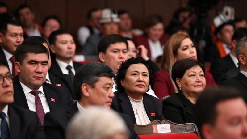 ЖК депутаттары курултайга келип, фотосессия жасап кетип калышты