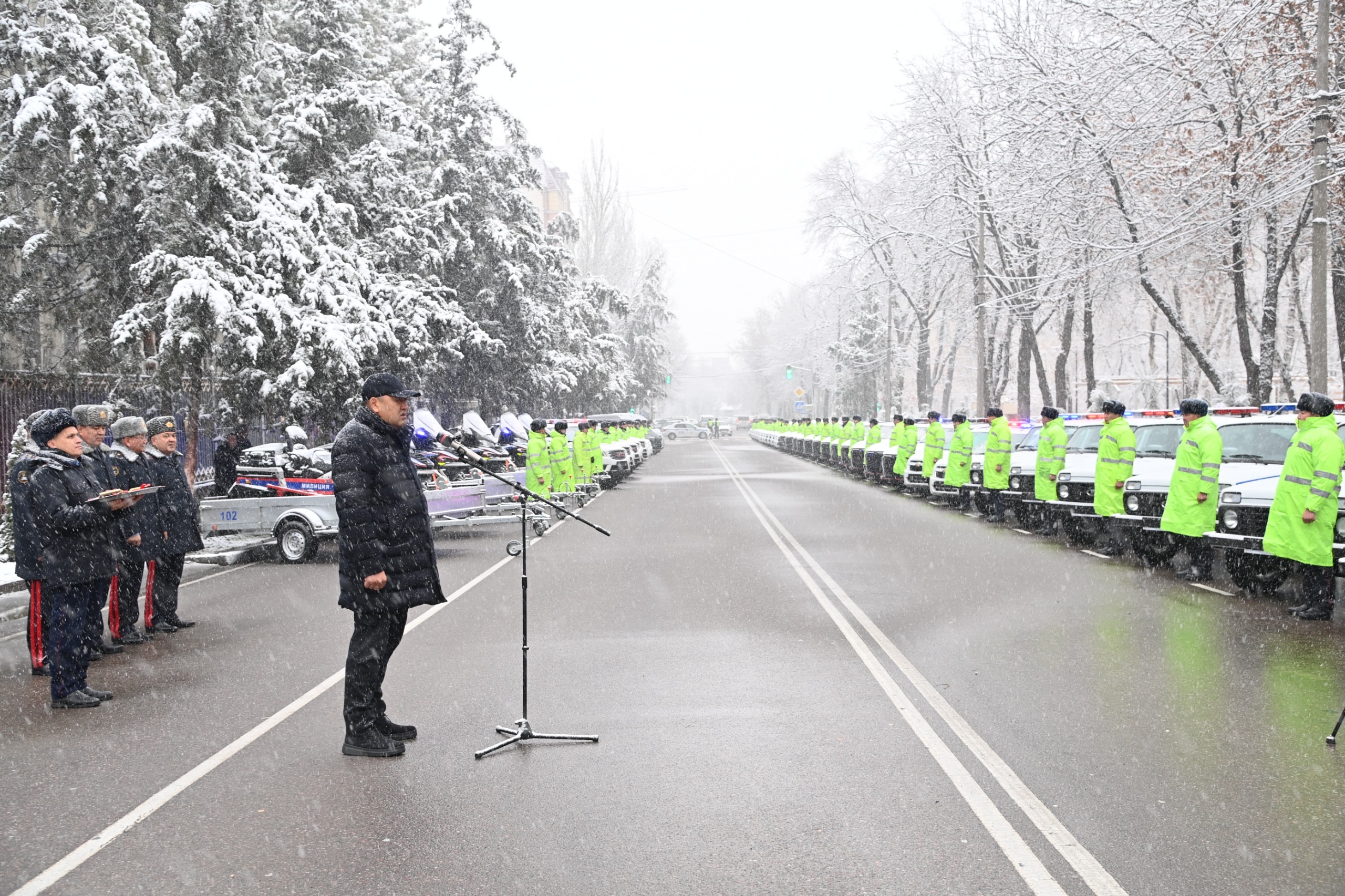 ИИМ кызматкерлерине жаңы кызматтык унааларды тапшырды