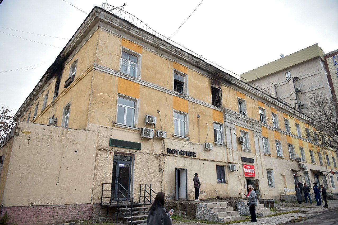 Бишкекте өрттөн жабыркаган 22 үй-бүлөгө жардам берилди