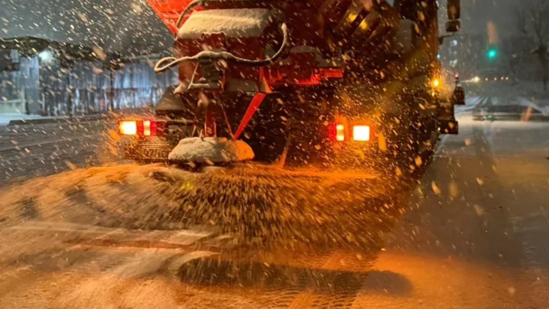 Бишкекте «Тазалык» түнкү саат экиден бери иштеп, кар тазалоодо