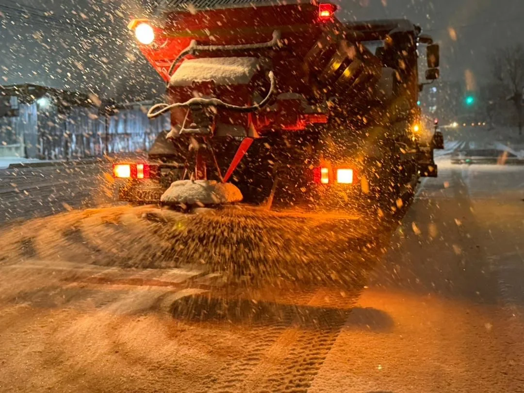 Бишкекте «Тазалык» түнкү саат экиден бери иштеп, кар тазалоодо
