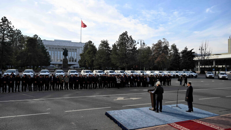 Айыл чарба министрлигине 44 даана кызматтык автоунаанын ачкычы тапшырылды