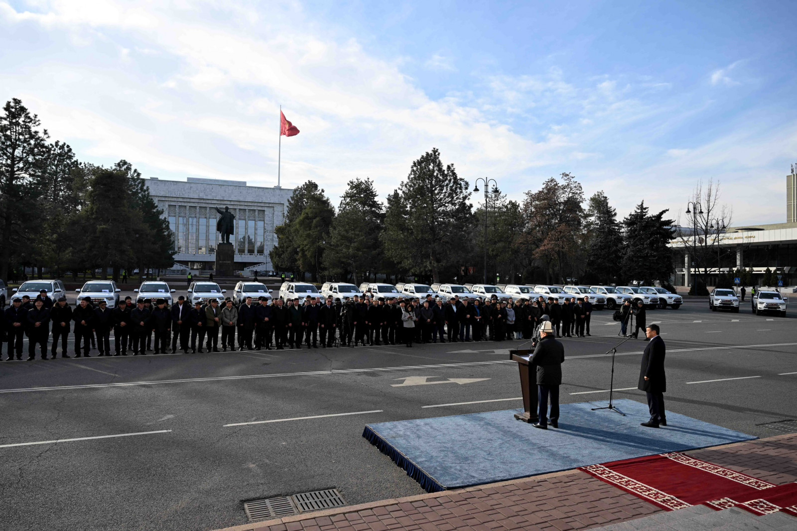 Айыл чарба министрлигине 44 даана кызматтык автоунаанын ачкычы тапшырылды