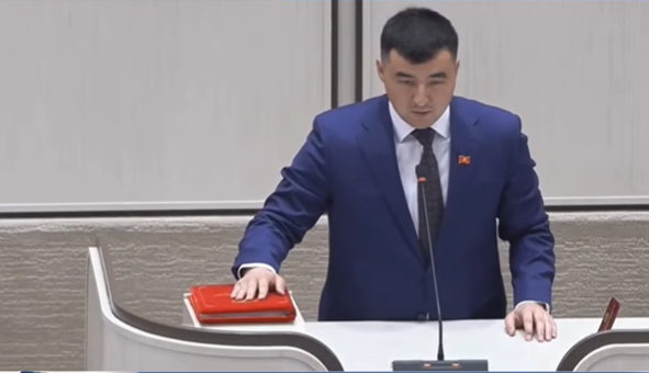 Үч ирээт кайталап… Жаш депутат ант берүүдө жаңылды (ВИДЕО)