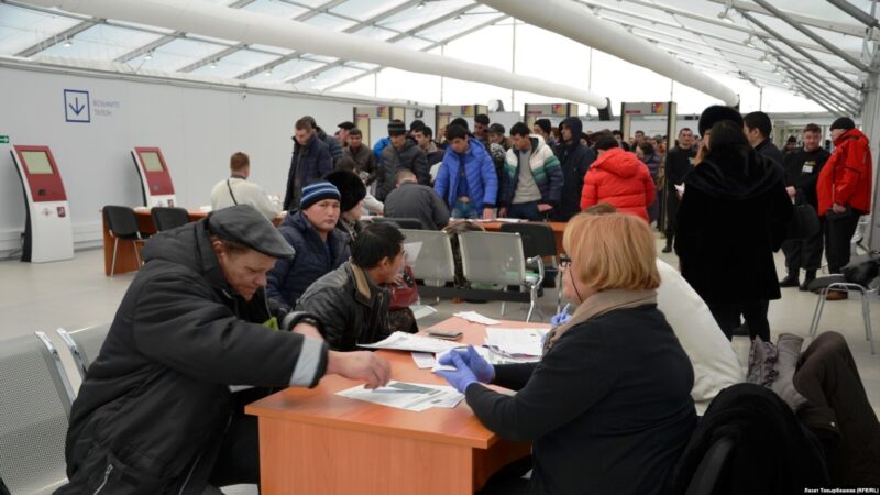 Орусияда көзөмөл реестрине кирген кыргызстандыктар 128 миңге жетти