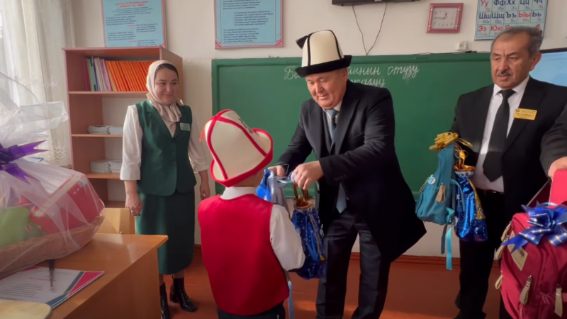 Мэр көзөмөлүнө алган класстын окуучуларына белектерди тапшырды