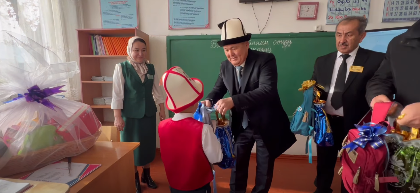 Мэр көзөмөлүнө алган класстын окуучуларына белектерди тапшырды