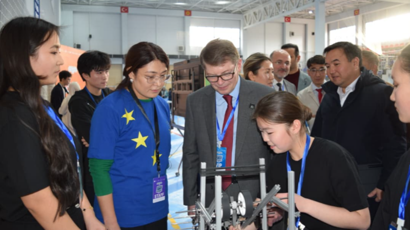 Бишкекте Европа Биримдигинин колдоосу менен робототехника чемпионаты өтүүдө