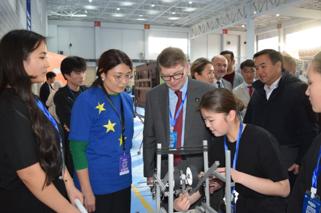 Бишкекте Европа Биримдигинин колдоосу менен робототехника чемпионаты өтүүдө