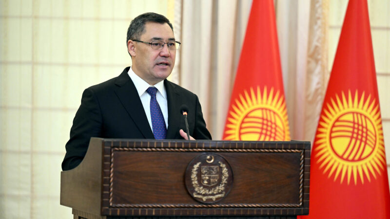 Садыр Жапаров Шахбаз Шариф менен сүйлөшүүлөрдүн жыйынтыгы боюнча ЖМК үчүн билдирүү жасады