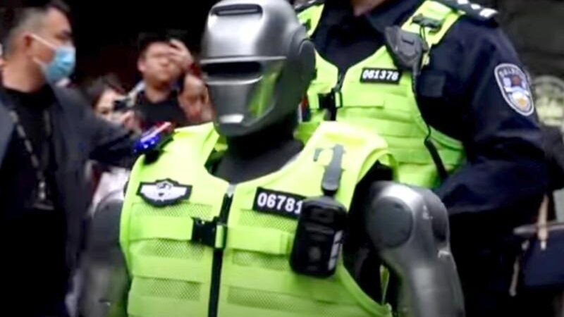 Кытайда биринчи робот полициясы кызматка кирди