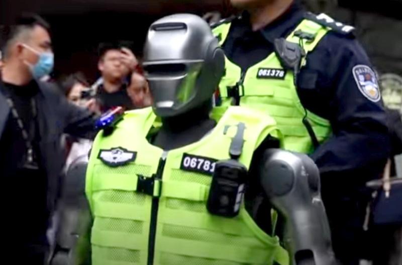 Кытайда биринчи робот полициясы кызматка кирди