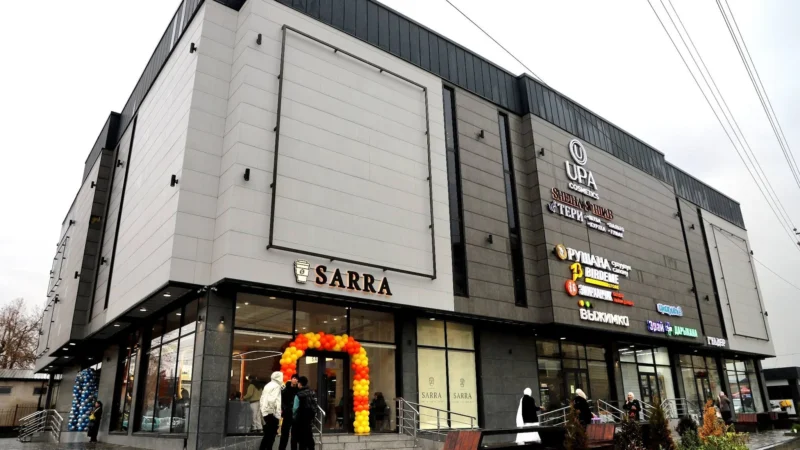 Манас шаарында 4 кабаттуу соода борбор ачылып, 150 жумушчу алынды