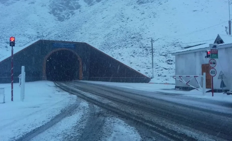 Бүгүнтөн тарта Төө-Ашууда оор жүк ташуучу унааларга чектөө киргизилди