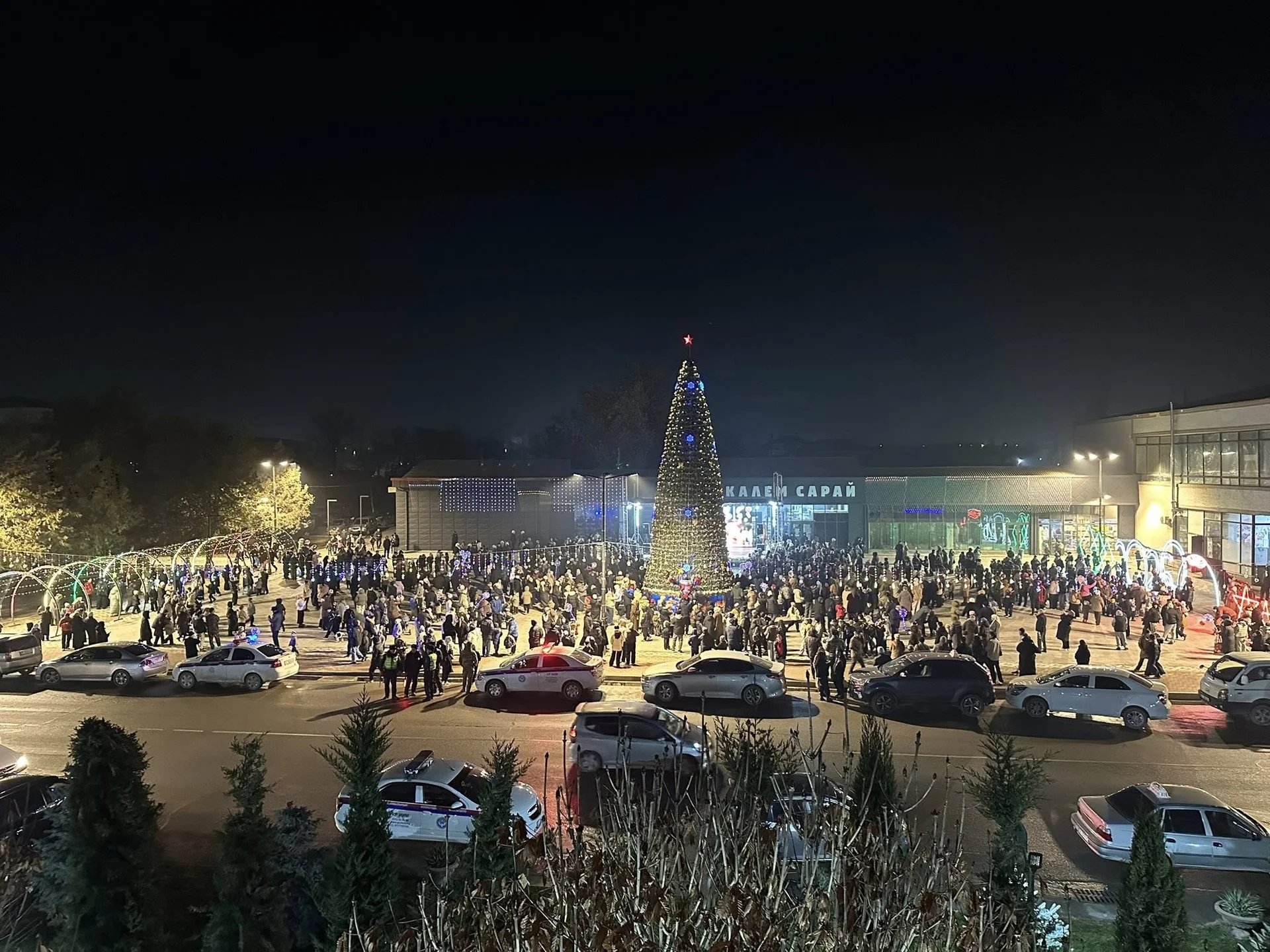 Баткен шаарында жаңы жылдык балаты жандырылды