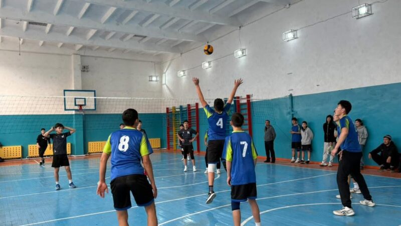 Свердлов районунда волейбол боюнча Мектеп лигасы өтүүдө