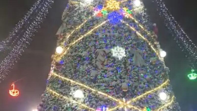 Караколдун аянтында жаңы жылдык балаты жандырылды