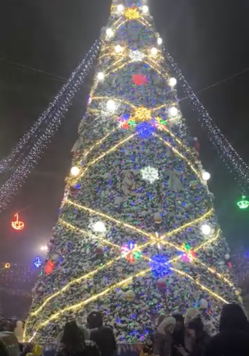 Караколдун аянтында жаңы жылдык балаты жандырылды