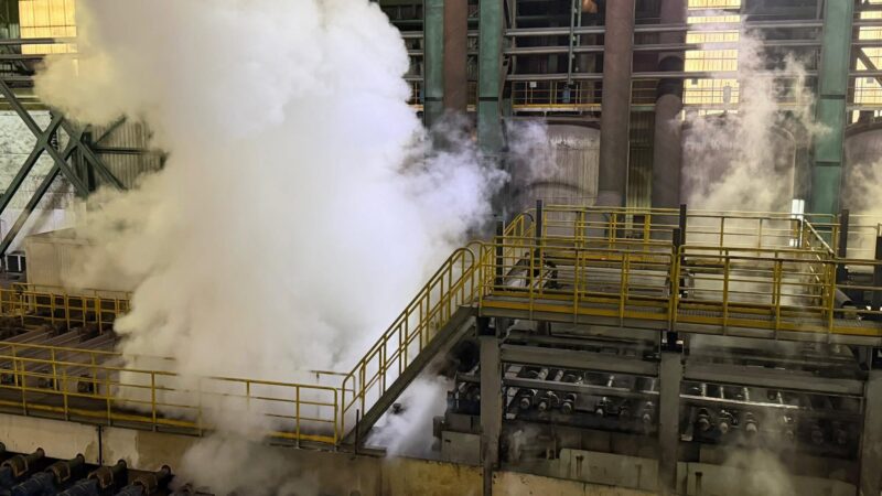 Нурдан Орунтаев Үрүмчү шаарындагы курулуш заводдору менен таанышты