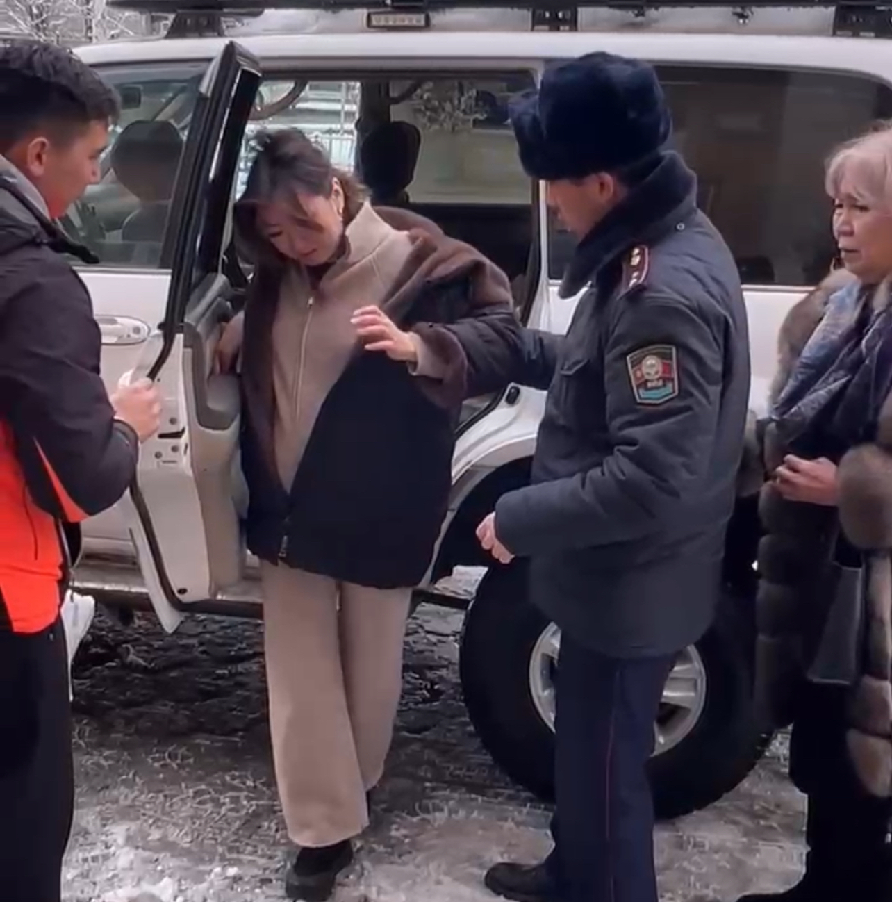 Кайгуул кызматы кош бойлуу аялды төрөт үйүнө жеткиришти