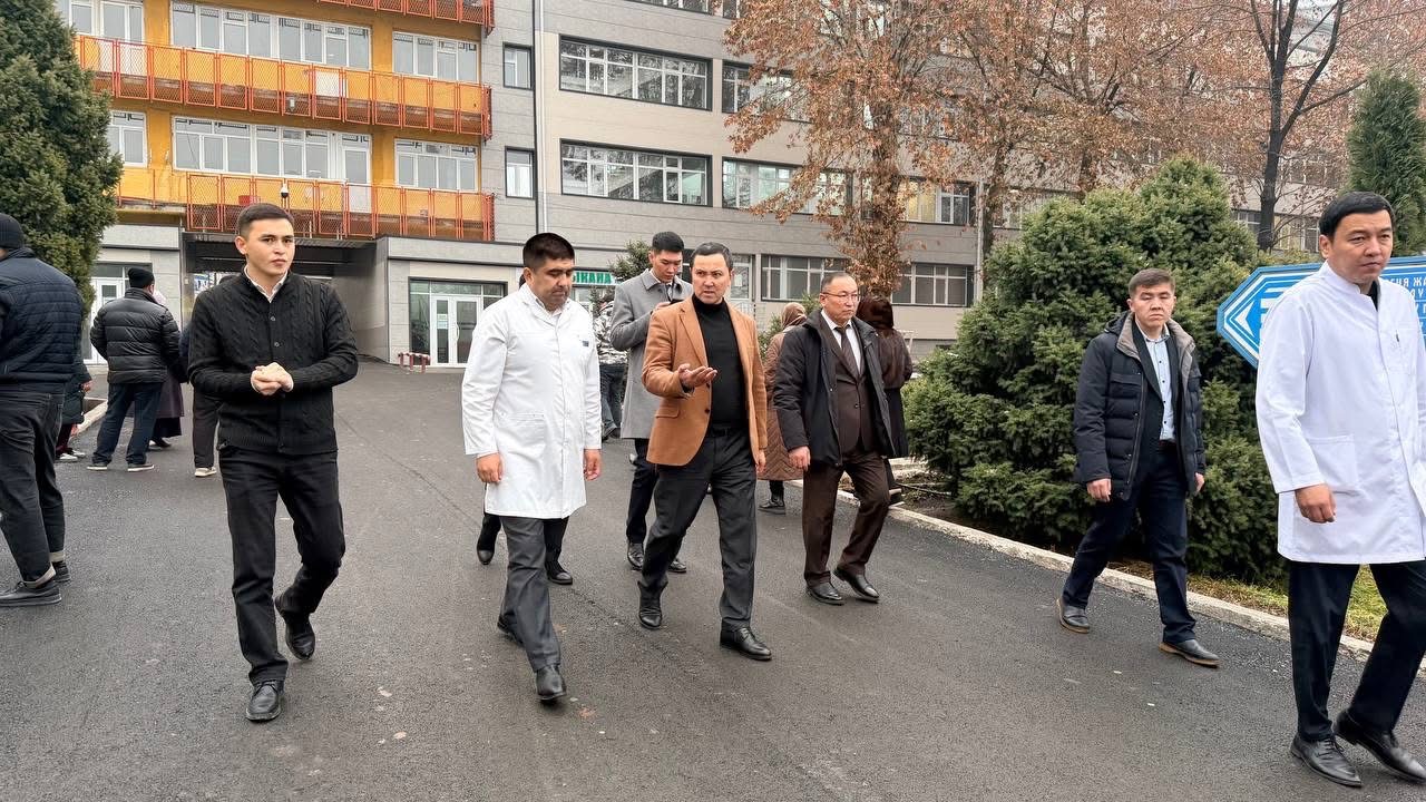Каныбек Досмамбетов Ош облустар аралык клиникага барып, жабдууларын текшерди