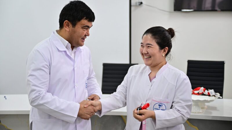 Сузактагы «Эне жана баланы коргоо» борборунун медкызматкерленине ипотекалык батирлер тапшырылды