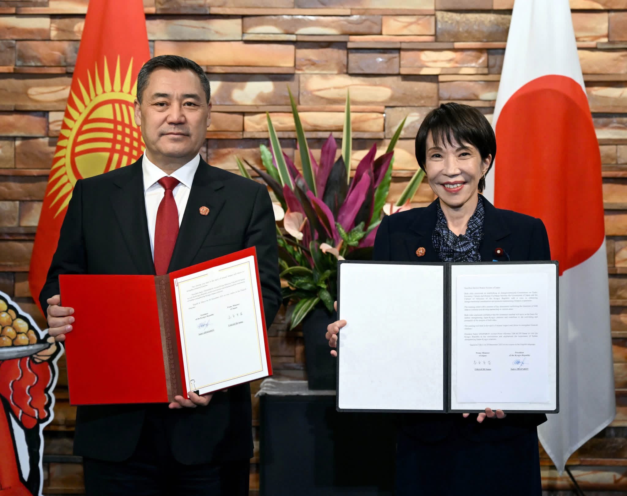 Садыр Жапаров Япониянын премьер-министри Санаэ Такаити менен жолугуп, келишимдерге токтолду (ТИЗМЕ)