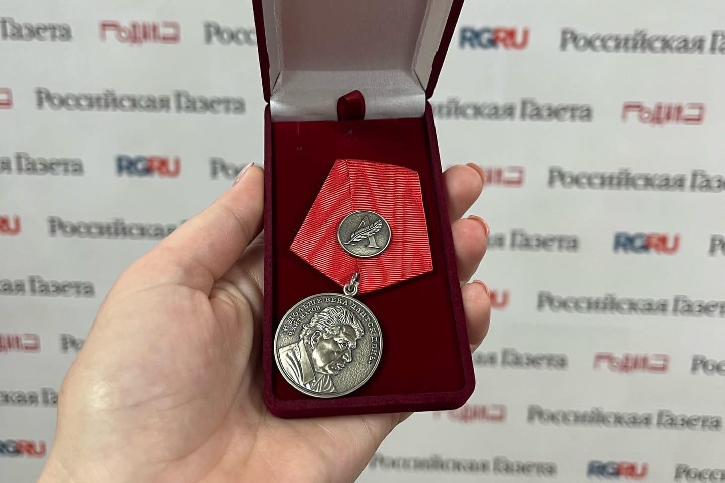 Орусияда улуу жазуучу Чыңгыз Айтматовго арналган медаль чыкты. Кимдерге берилет?