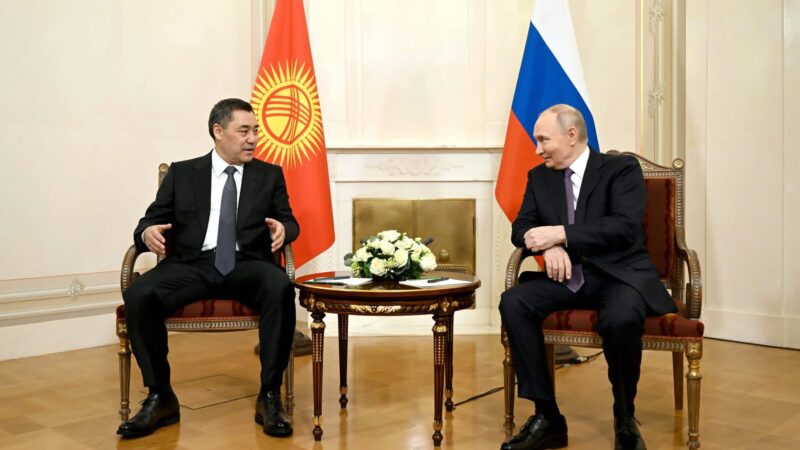 Садыр Жапаров менен Владимир Путин Санкт-Петербургда жолугушту