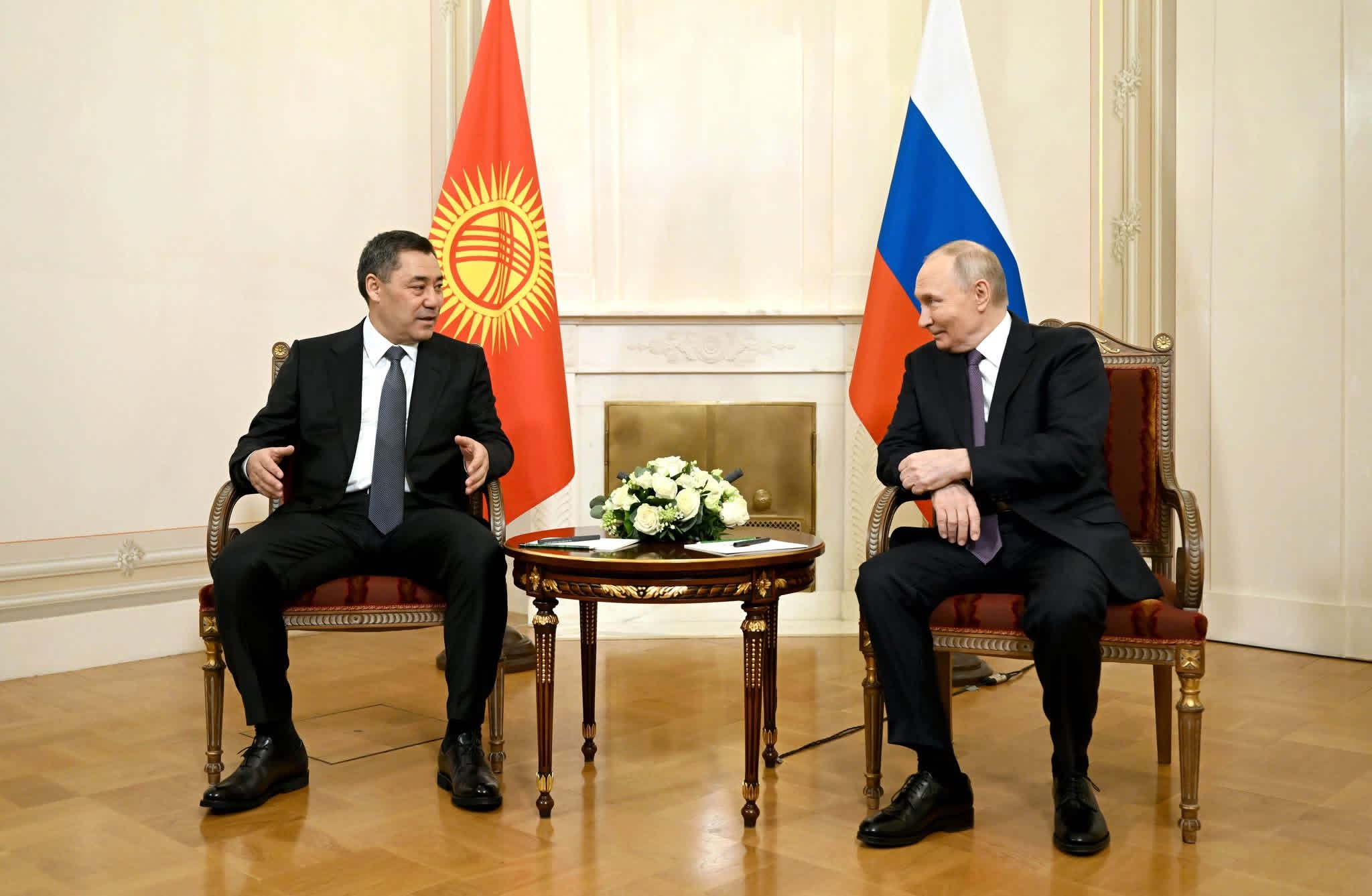 Садыр Жапаров менен Владимир Путин Санкт-Петербургда жолугушту