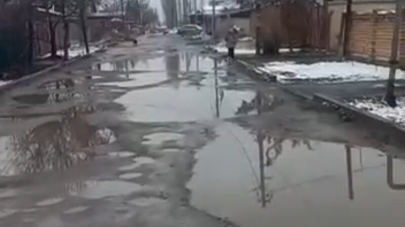 Окурман: Ч.Түлөбердиев көчөсүн оңдойбуз деп 5 жыл мурун асфальтын сыйрып коюшкан…