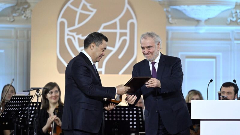 Президент Садыр Жапаровго Эл аралык тынчтык сыйлыгы ыйгарылды