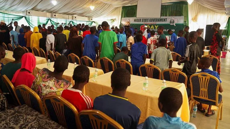 Нигерияда туткунга алынган 130 окуучу бошотулду