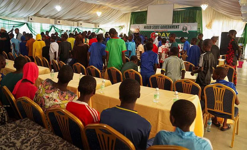 Нигерияда туткунга алынган 130 окуучу бошотулду