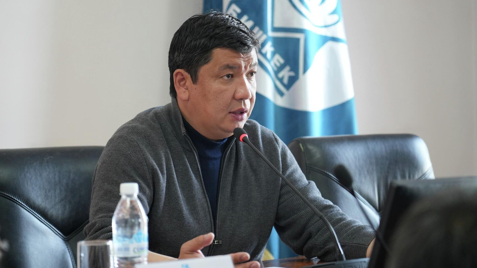 Жунушалиев Шаардык кеңештин депутаттарына жаңы жыйындар залын убадалады