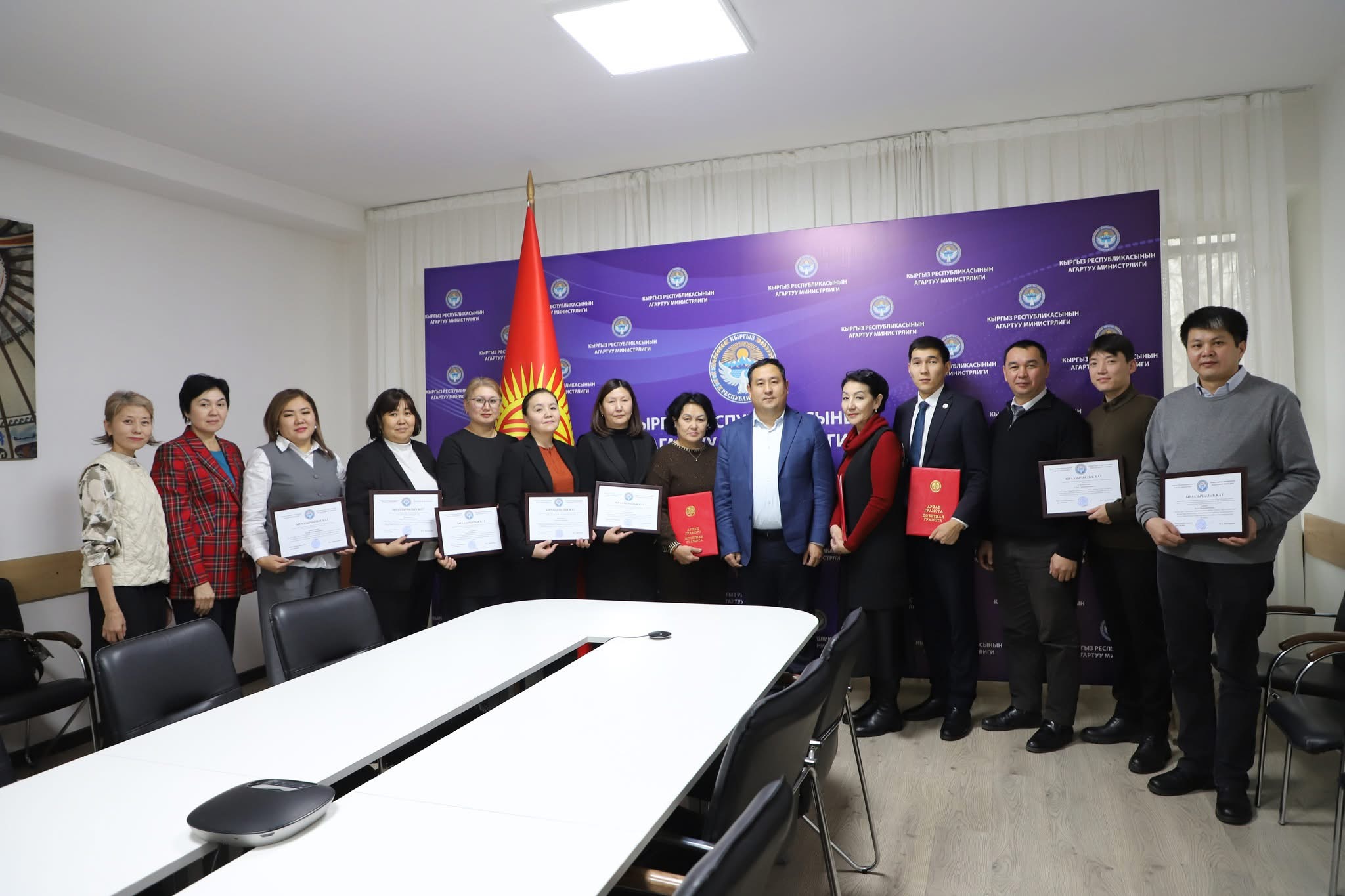 Лицензиялоо процессин жөнөкөйлөтүүгө салым кошкон кызматкерлер сыйланышты