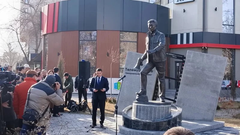 Бишкекте Төлөмүш Океевдин айкелинин ачылыш аземи болду