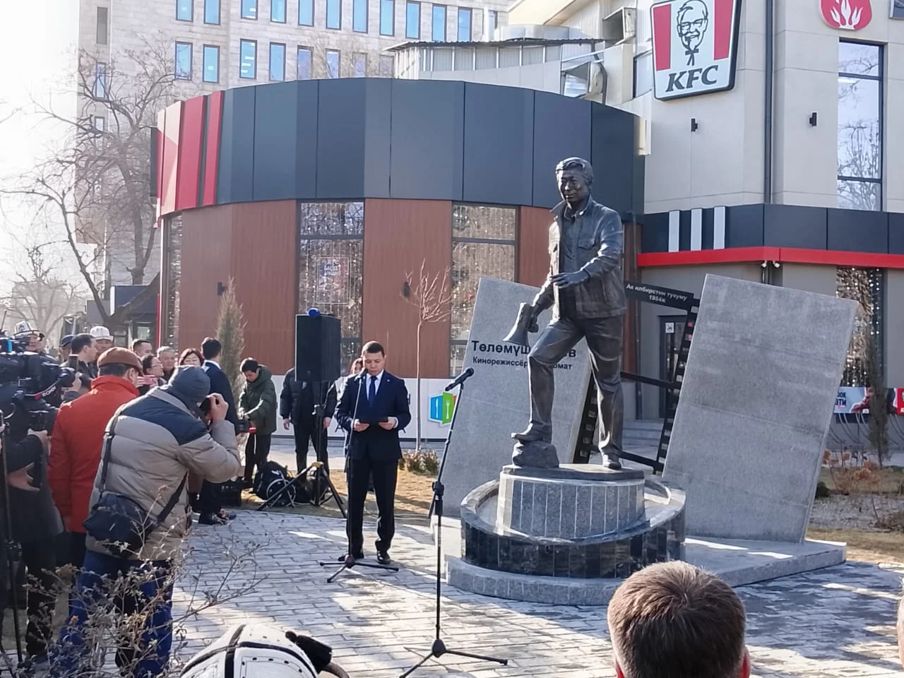 Бишкекте Төлөмүш Океевдин айкелинин ачылыш аземи болду