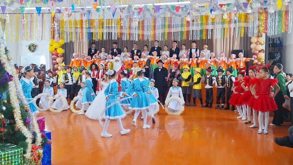 Тогуз-Тородо “Акимдин балатысы” өтүп, 100 балага белектер тапшырылды