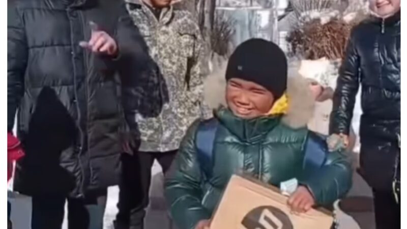 Кар жиреп сабакка барган Нурзаманды айылдаштары жылуу тосуп алышты (ВИДЕО)