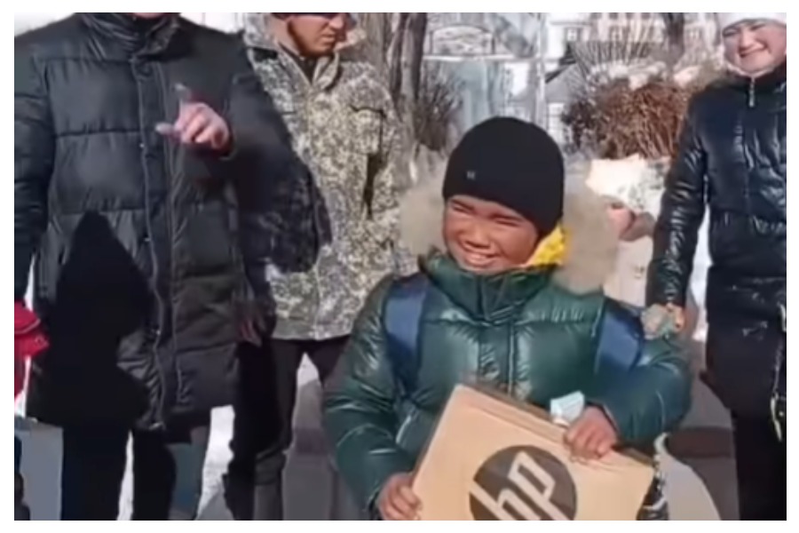 Кар жиреп сабакка барган Нурзаманды классташтары жылуу тосуп алышты (ВИДЕО)