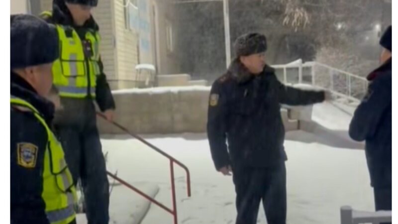 Азенбек Козукеев Сосновкадагы ЖКККББнын тескөөчүлөрүн күтүүсүз текшерди