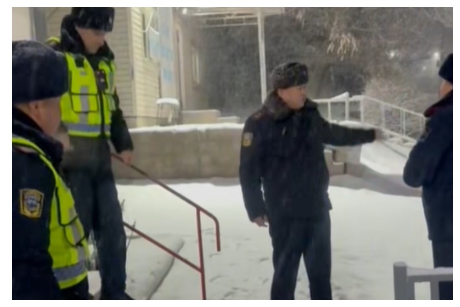 Азенбек Козукеев Сосновкадагы ЖКККББнын тескөөчүлөрүн күтүүсүз текшерди