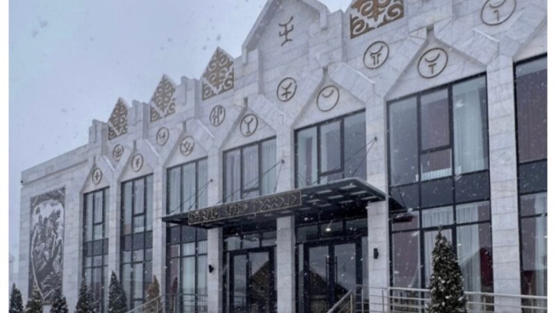 Манасчылардын чыр-чатагын атайын комиссия иликтейт